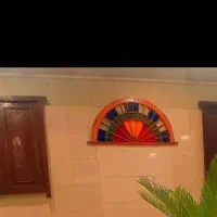 پنجره قدیمی و سر در