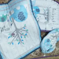 تخت و تشک کنار مادر
