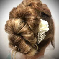 آموزش وخدمات شنیون با قیمت بسیار پایین|خدمات آرایشگری و زیبایی|لاهیجان, شیشه گران|دیوار