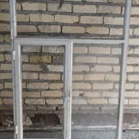 در پله پنجره محافظ و شاخ گوزنی و تیرآهن