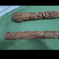 عصا کنده کاری شده ودوربین وتلفن قدیمی