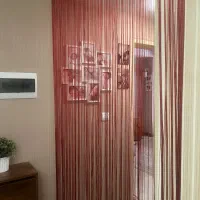 پرده تزئینی زرشکی و دارای شاین های نقرره ای