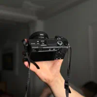 دوربین سونی الفا ۶۴۰۰ با لنز 16-50