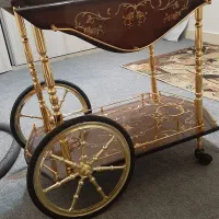 میز پذیرایی و بار نوشیدنی در زیر آن.دو طبقه