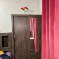 تخت و کمد و آینه