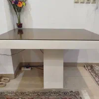 میز شیشه‌ای سفید تمیز