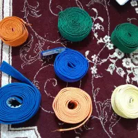 تعدادی کمربند ورزشی در رنگ های مختلف