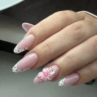ناخن کار وپدیکوریست حرفه ای