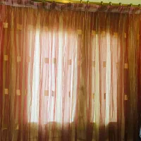 پرده شیشه ای با آستر زیر پرده کرمی در حد نو