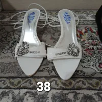 تعدادی کفش|کیف، کفش، کمربند|بومهن, |دیوار