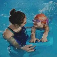 آموزش شنا به بانوان‌و کودکان(‌دختر و پسر)