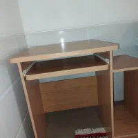 میز تحریر و کامپیوتر