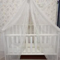 گهواره و تخت کنار مادر