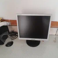 کامپیوتر با میز