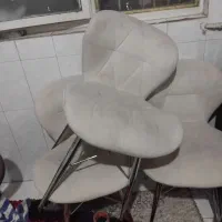 سه عدد صندلی و میز