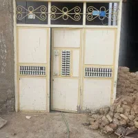 درب آهنی و پنجره