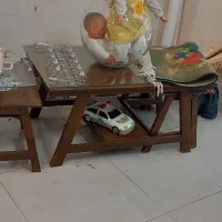 میز بزرگ جلو مبلی بزرگ با ۴ عدد میز عسلی کوچک