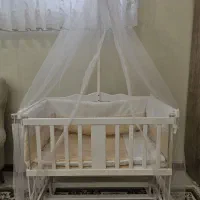 گهواره و تخت کنار مادر