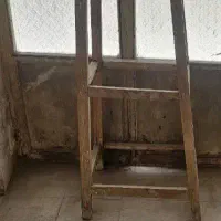 یک عدد نردبان وچهارپایه چوبی قیمت هر دوتا باهم