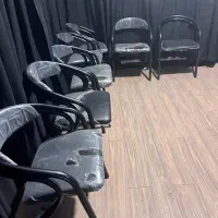 صندلی و کتابخانه