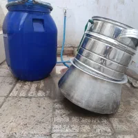 دیگ گلاب گیری و دو بشکه