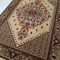 فرش سنتی کرم
