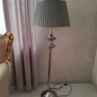 آباژور ایستاده