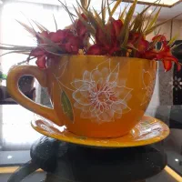 فنجان و زیری همراه با چند شاخه گل نرگس