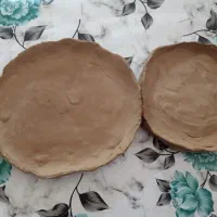 دو تا ظرف های سفالی درحال ساخت