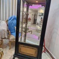 ویترین .صندوق دار .پشت اینه .چراغ دار