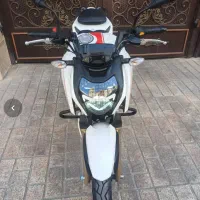 آپاچی ۲۰۰ سفید