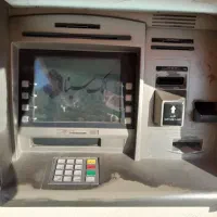 دستگاه عابر بانگAtmسالم در حال استفاده