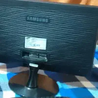 کامپیوتر و بلندگو و میز کامپیوتر