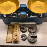 ترازوی قدیمی دو‌کفه ای