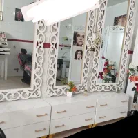 دو عدد آینه بزرگ یک عدد کمد