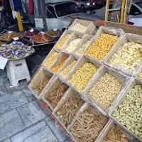 همکار اقا برای بساط جلوی درب مغازه