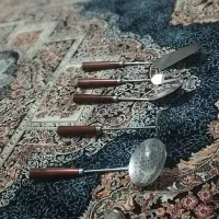 چند عدد ملاقه و کفگیر و سینی