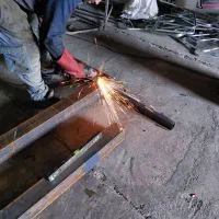 کارگر ساده فنی و مونتاژ کار صندلی