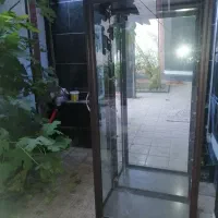 بوفه شیشه ای منزل در حد نو