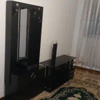 یک جاکفشی و یک میز تلویزیون