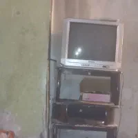 تلویزن با میزش.
