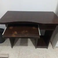 . میز کامپیوتر.