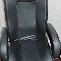 1 عدد صندلی جنس چرمی و چرخشی