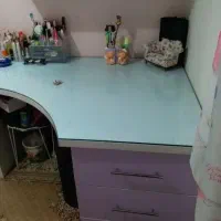 میز تحریر و کتابخانه