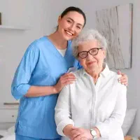 به مراقب خانم نیازمندیم