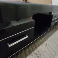 میز زیر تلویزیون در حد نو سالم بدلیل جابجایی فروشی