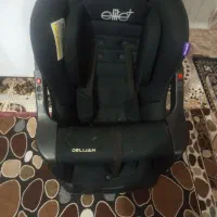 یک صندلی بچه برا ماشین