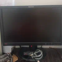 ماینیتور و یک جفت باند و میز کامپیوتر