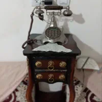 تلفن با میزش