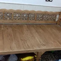 یک عدد تخت سنتی با یک قالی